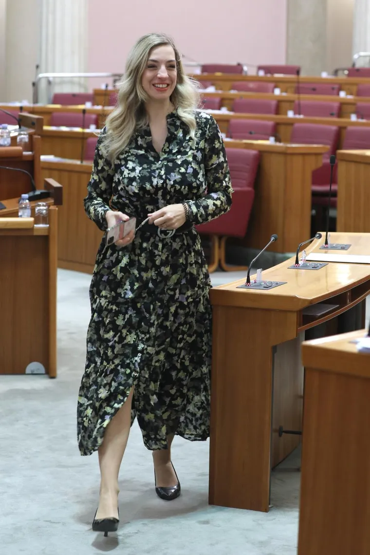 Sanja ostavlja sve bez daha: Kad ona ušeta u Sabor malo tko se ne okrene za njom