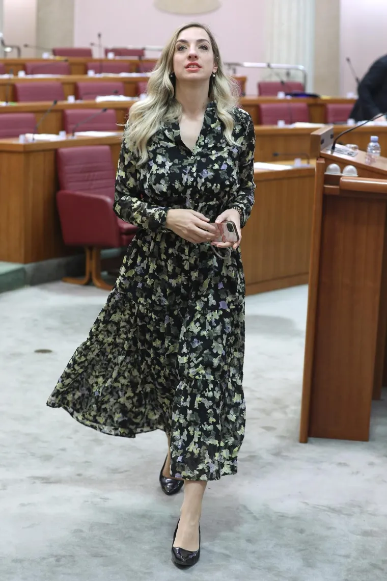 Sanja ostavlja sve bez daha: Kad ona ušeta u Sabor malo tko se ne okrene za njom