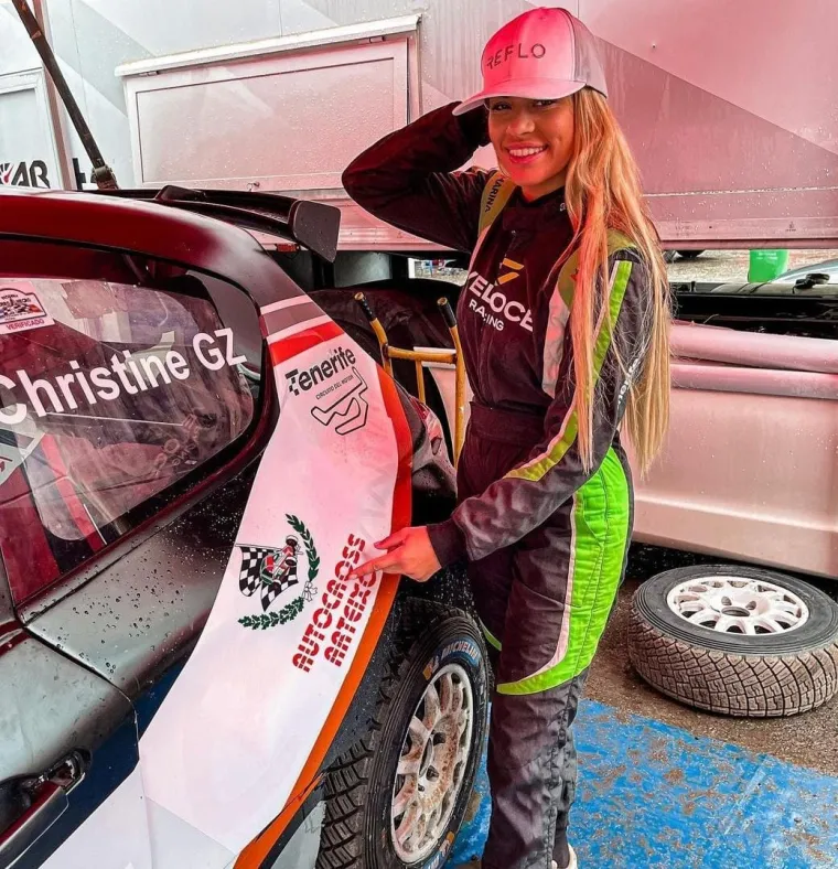 Plavokosa ljepotica ostavlja bez daha, a kada vidite čime se bavi bit ćete iznenađeni