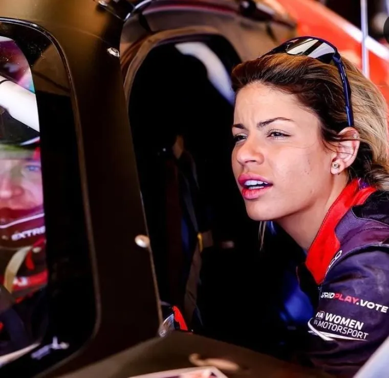 Plavokosa ljepotica ostavlja bez daha, a kada vidite čime se bavi bit ćete iznenađeni