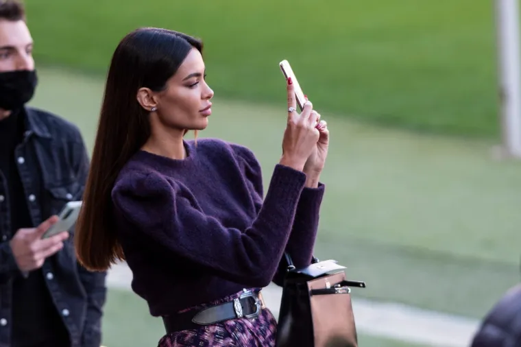 Nije joj dugo trebalo da zaboravi supruga nakon razvoda: Uhvaćena u  strastvenom poljupcu s drugom ženom