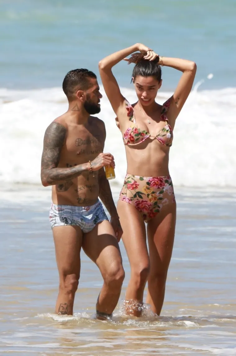 Nije joj dugo trebalo da zaboravi supruga nakon razvoda: Uhvaćena u  strastvenom poljupcu s drugom ženom