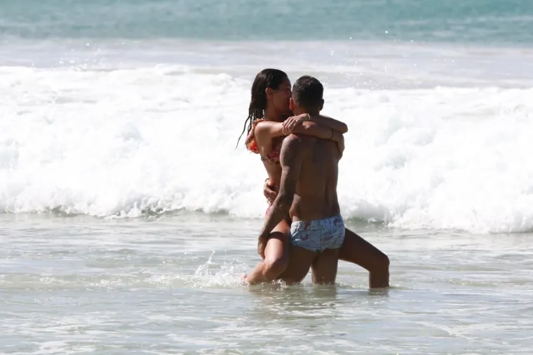 Nije joj dugo trebalo da zaboravi supruga nakon razvoda: Uhvaćena u  strastvenom poljupcu s drugom ženom