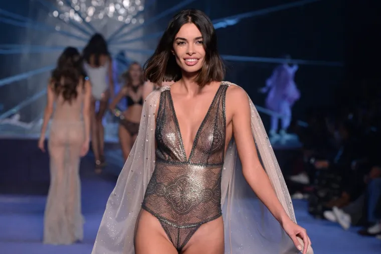 Nije joj dugo trebalo da zaboravi supruga nakon razvoda: Uhvaćena u  strastvenom poljupcu s drugom ženom