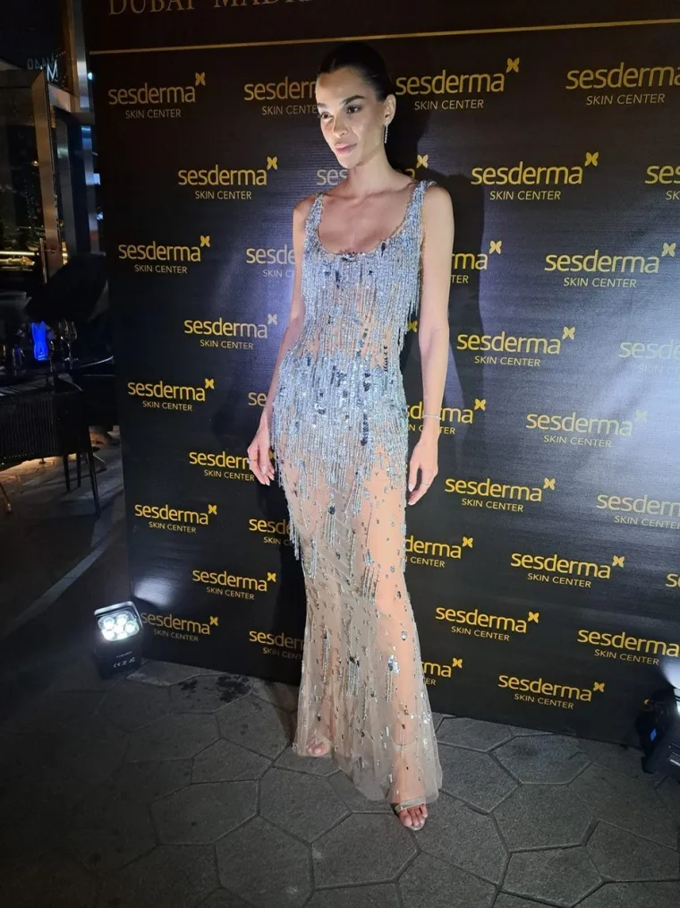 Nije joj dugo trebalo da zaboravi supruga nakon razvoda: Uhvaćena u  strastvenom poljupcu s drugom ženom