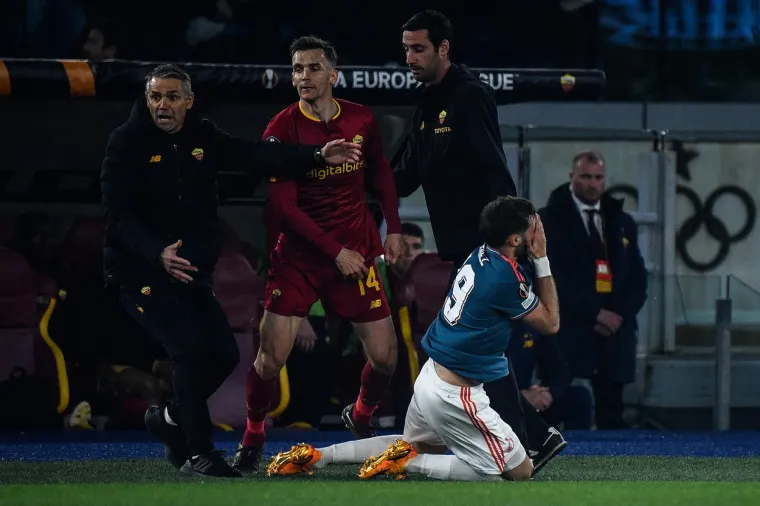 Mourinhov pomoćnik izazvao kaos na utakmici: Isključen jer je udario protivničkog igrača