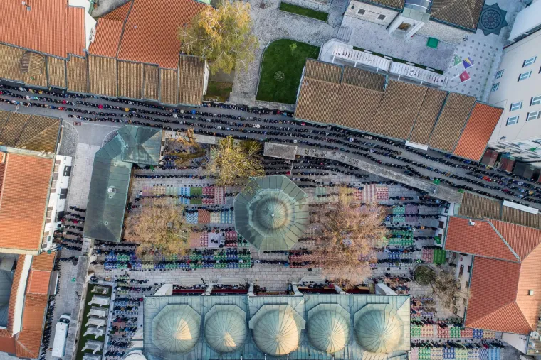Jedan je od najvećih muslimanskih praznika. Velik broj vjernika okupio se u džamiji u Sarajevu