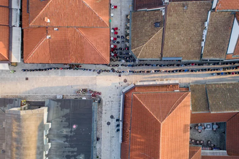 Jedan je od najvećih muslimanskih praznika. Velik broj vjernika okupio se u džamiji u Sarajevu