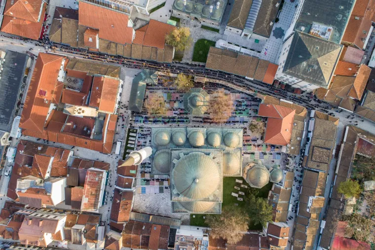 Jedan je od najvećih muslimanskih praznika. Velik broj vjernika okupio se u džamiji u Sarajevu