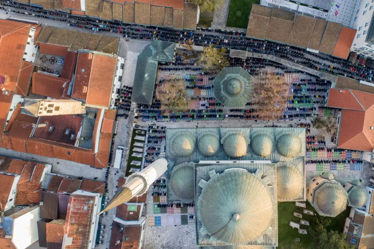 Jedan je od najvećih muslimanskih praznika. Velik broj vjernika okupio se u džamiji u Sarajevu