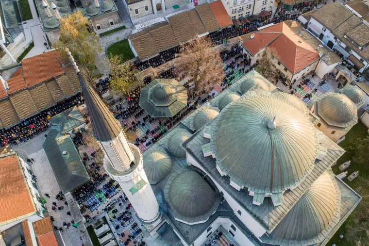 Jedan je od najvećih muslimanskih praznika. Velik broj vjernika okupio se u džamiji u Sarajevu