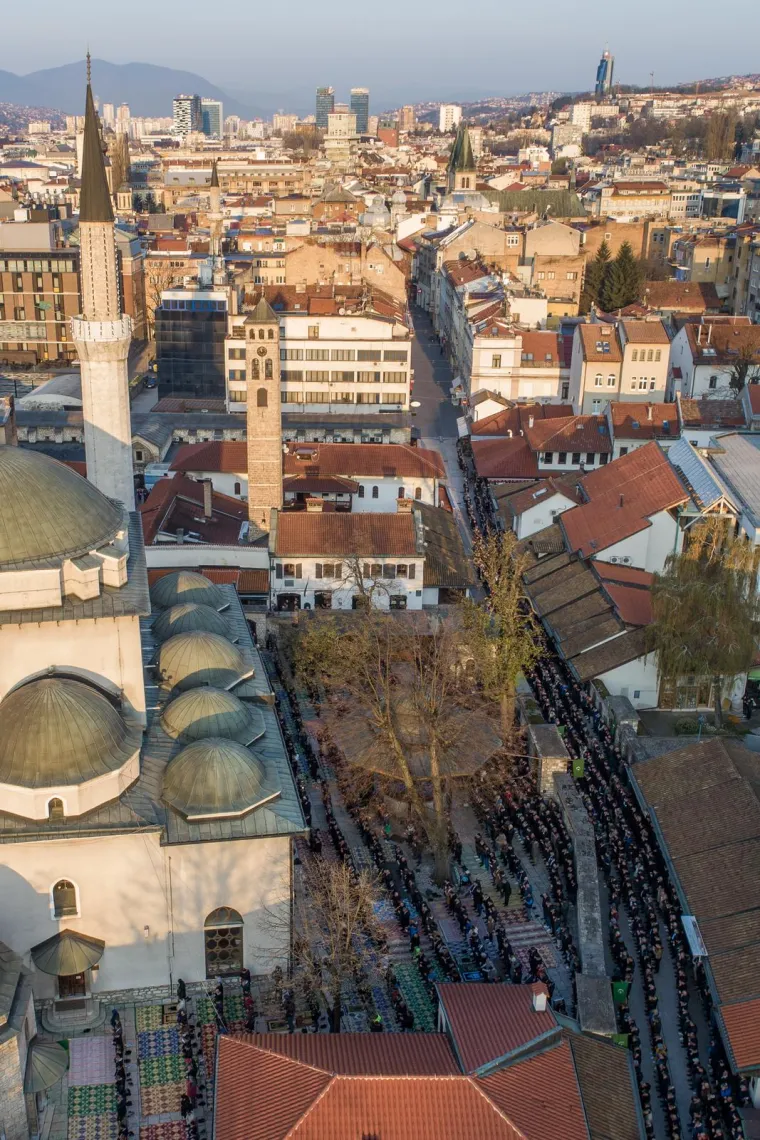 Jedan je od najvećih muslimanskih praznika. Velik broj vjernika okupio se u džamiji u Sarajevu