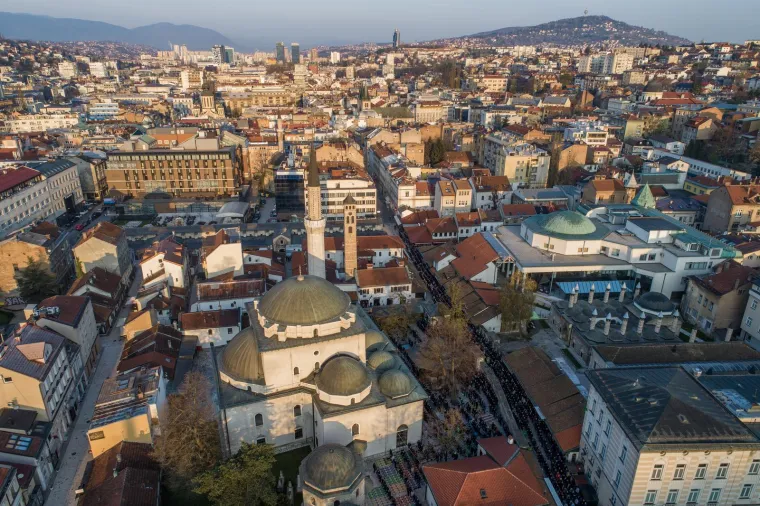 Jedan je od najvećih muslimanskih praznika. Velik broj vjernika okupio se u džamiji u Sarajevu