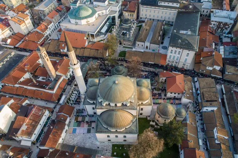 Jedan je od najvećih muslimanskih praznika. Velik broj vjernika okupio se u džamiji u Sarajevu