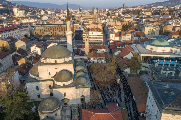 Jedan je od najvećih muslimanskih praznika. Velik broj vjernika okupio se u džamiji u Sarajevu