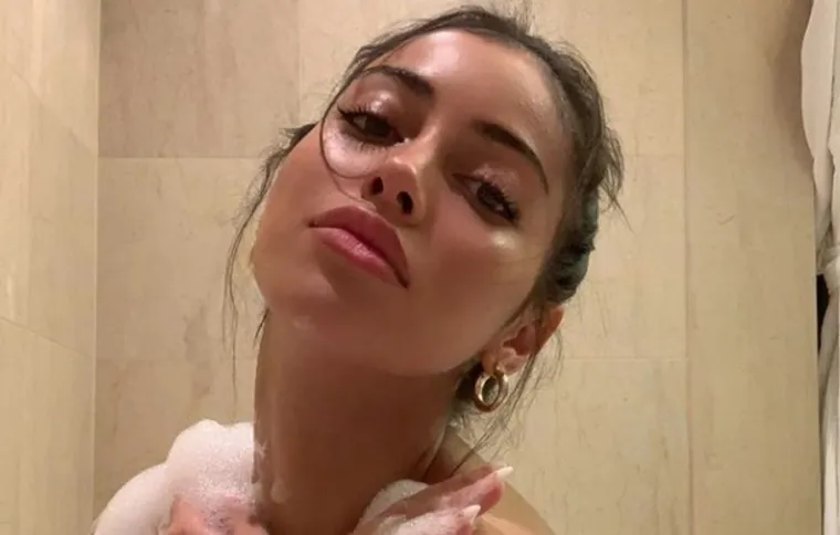 Sve je pokazala: Djevojka slavnog nogometa&scaron;a ogolila guzu u jedva primjetnom bikiniju, jedan detalj ukrao svu pažnju