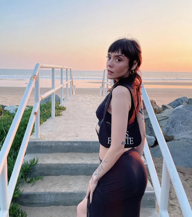 Brineta. 29, prijavila se na OnlyFans 2020. prije nego što ju je pronašla agencija za zabavu za odrasle. Njezina prva scena seksa predložena je za nagradu, a ove je godine nominirana za najbolju novu međunarodnu  glumicu  i najzgodniju pridošlicu na AVN-u.