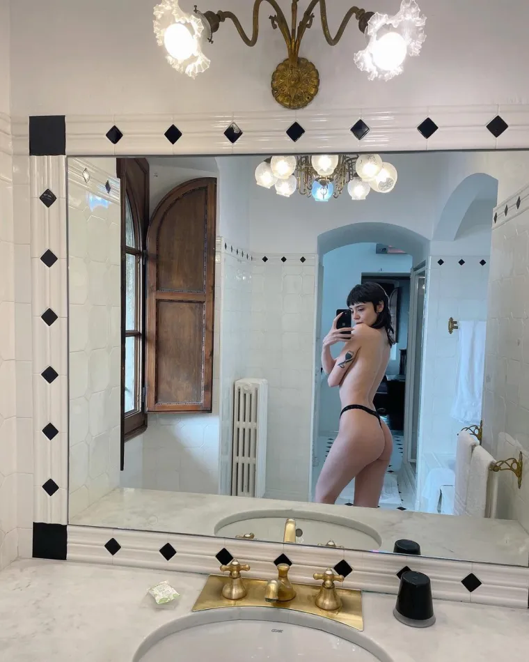 U svojoj domovini gdje je bila zatvorena tijekom pandemije. Boreći se da zaradi novac postavila se na OnlyFans, ali nisu svi bili sretni.  Objasnila je: “Kombinirala sam fotografiranje s time da sam bila super seksi i snimala video zapise i uspjela sam se povezati s drugima što je u to vrijeme bilo nevjerojatno jer smo svi bili tako udaljeni.&quot;