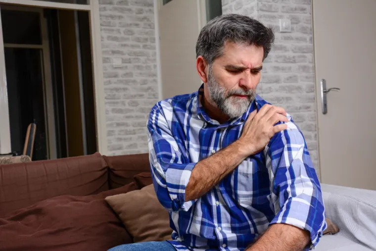 12. Trajna bol u prsima ili ramenu