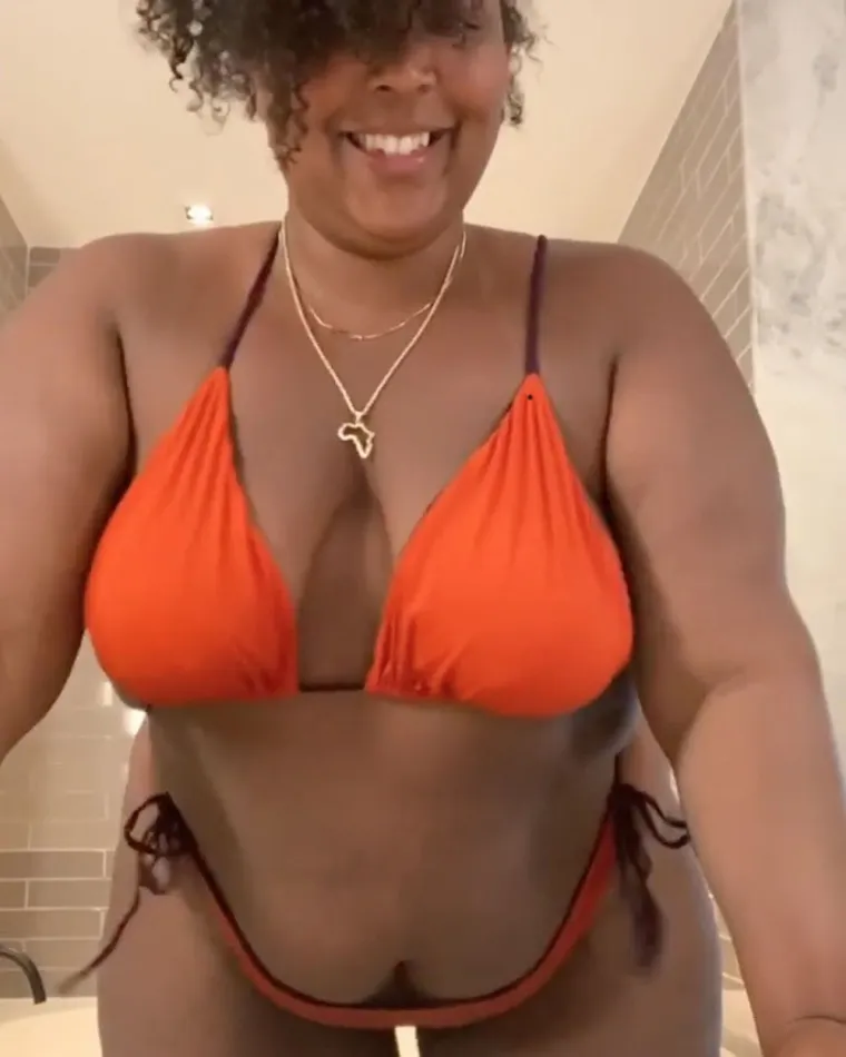 Lizzo ponosno pokazuje svoje golišavo 'plus size' tijelo, a hejterima poručuje: 'Žao mi je što vas moje savršeno lice i tijelo vrijeđaju'