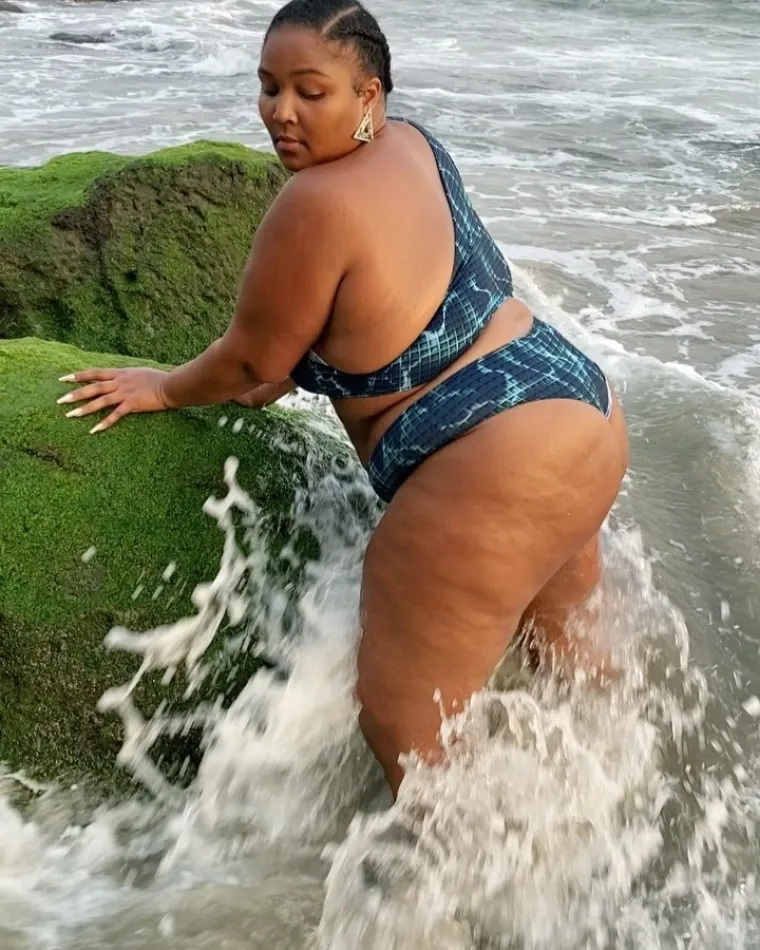 Lizzo ponosno pokazuje svoje golišavo 'plus size' tijelo, a hejterima poručuje: 'Žao mi je što vas moje savršeno lice i tijelo vrijeđaju'