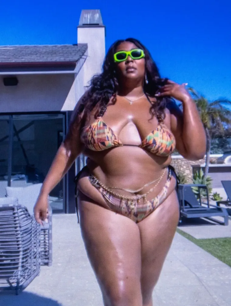 Lizzo ponosno pokazuje svoje goli&scaron;avo 'plus size' tijelo, a hejterima poručuje: 'Žao mi je &scaron;to vas moje savr&scaron;eno lice i tijelo vrijeđaju'