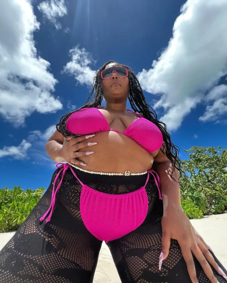 Lizzo ponosno pokazuje svoje goli&scaron;avo 'plus size' tijelo, a hejterima poručuje: 'Žao mi je &scaron;to vas moje savr&scaron;eno lice i tijelo vrijeđaju'