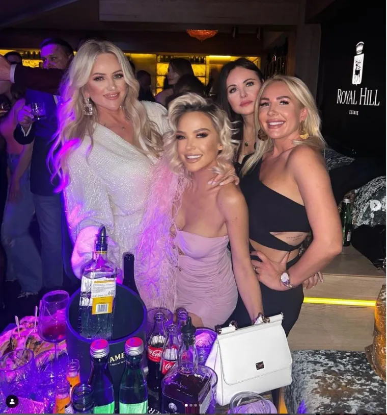 Nikolina Pi&scaron;ek zablistala u večernjoj haljini, a dru&scaron;tvo su joj pravili Grubnić i &Scaron;uputica: Podijelila je i jednu njihovu prastaru fotku