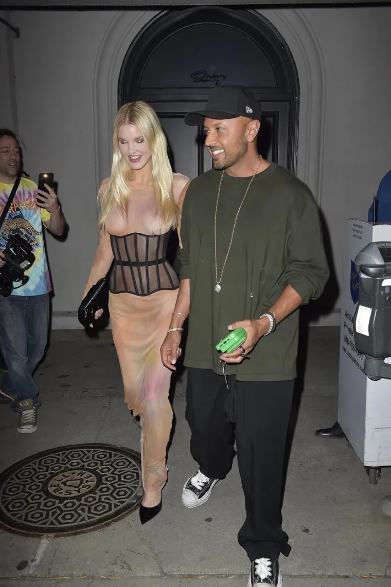 Slavna manekenka i bivši direktor MySpacea nisu mogli maknuti ruke jedno s drugog, pogledajte kako su 'zapaprili' atmosferu