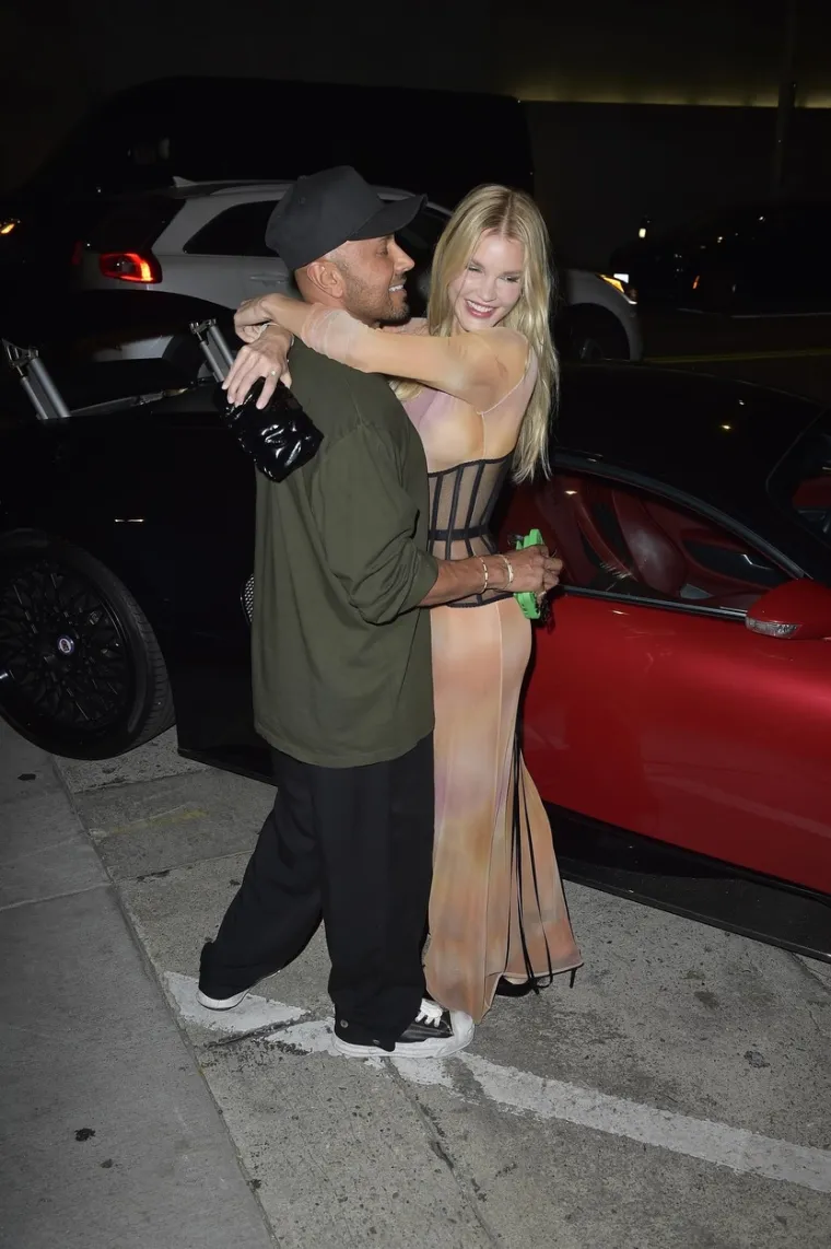 Slavna manekenka i biv&scaron;i direktor MySpacea nisu mogli maknuti ruke jedno s drugog, pogledajte kako su 'zapaprili' atmosferu