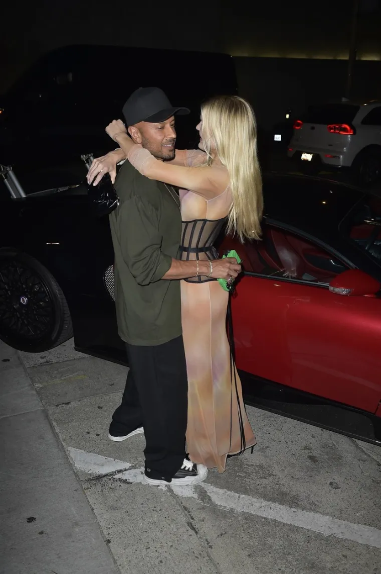 Slavna manekenka i biv&scaron;i direktor MySpacea nisu mogli maknuti ruke jedno s drugog, pogledajte kako su 'zapaprili' atmosferu