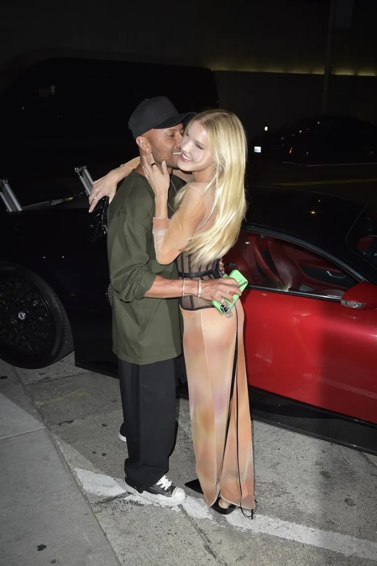 Slavna manekenka i biv&scaron;i direktor MySpacea nisu mogli maknuti ruke jedno s drugog, pogledajte kako su 'zapaprili' atmosferu