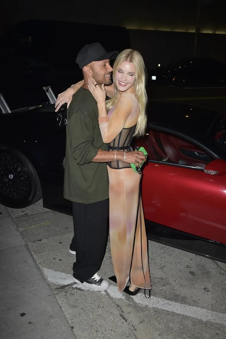 Slavna manekenka i biv&scaron;i direktor MySpacea nisu mogli maknuti ruke jedno s drugog, pogledajte kako su 'zapaprili' atmosferu