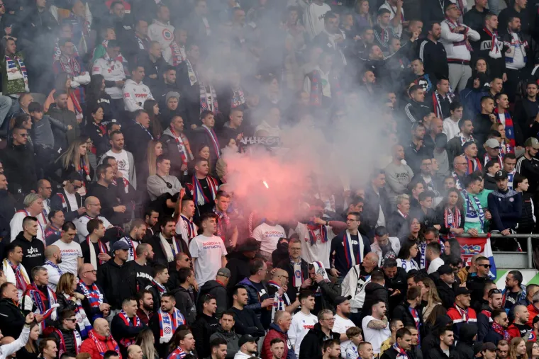 Navijači Hajduka stvorili ludnicu, ovako to izgleda na tribinama