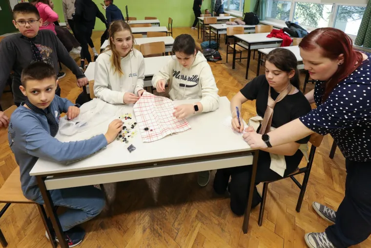 Vežu kravate, ispunjavaju uplatnice, uče šiti... Jedna osječka razrednica na satu razrednika uči đake svakodnevnim vještinama