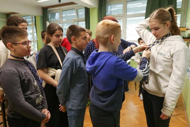 Vežu kravate, ispunjavaju uplatnice, uče šiti... Jedna osječka razrednica na satu razrednika uči đake svakodnevnim vještinama