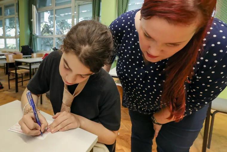 Vežu kravate, ispunjavaju uplatnice, uče šiti... Jedna osječka razrednica na satu razrednika uči đake svakodnevnim vještinama