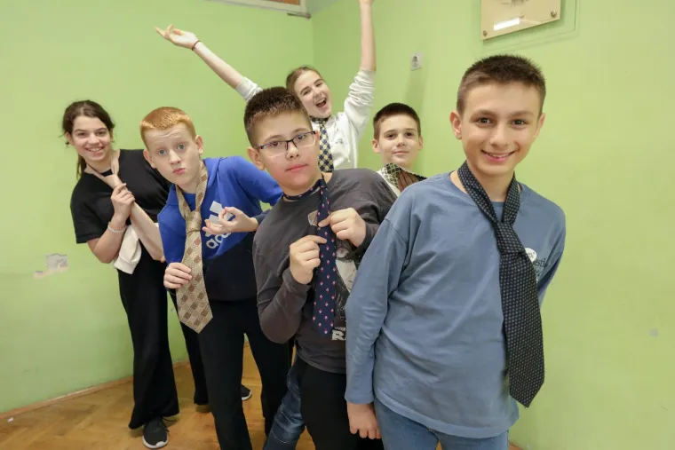 Vežu kravate, ispunjavaju uplatnice, uče šiti... Jedna osječka razrednica na satu razrednika uči đake svakodnevnim vještinama