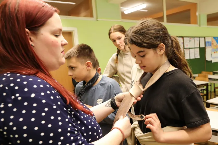 Vežu kravate, ispunjavaju uplatnice, uče šiti... Jedna osječka razrednica na satu razrednika uči đake svakodnevnim vještinama