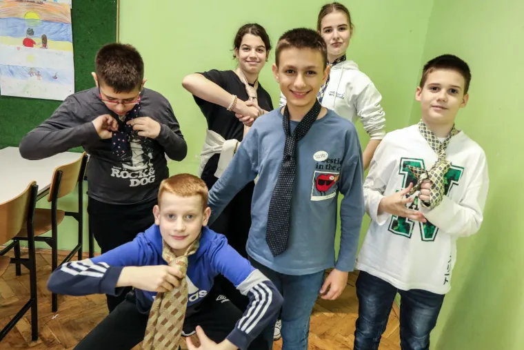 Vežu kravate, ispunjavaju uplatnice, uče šiti... Jedna osječka razrednica na satu razrednika uči đake svakodnevnim vještinama
