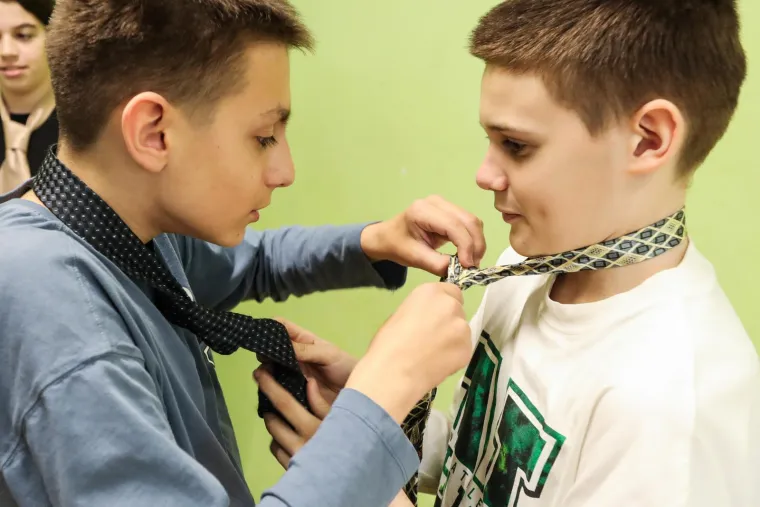 Vežu kravate, ispunjavaju uplatnice, uče šiti... Jedna osječka razrednica na satu razrednika uči đake svakodnevnim vještinama