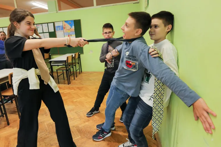 Vežu kravate, ispunjavaju uplatnice, uče šiti... Jedna osječka razrednica na satu razrednika uči đake svakodnevnim vještinama