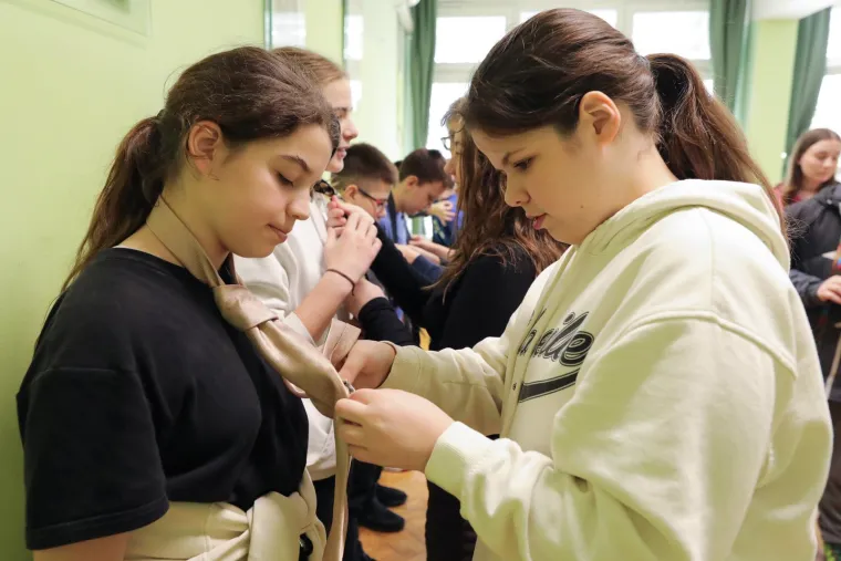 Vežu kravate, ispunjavaju uplatnice, uče šiti... Jedna osječka razrednica na satu razrednika uči đake svakodnevnim vještinama