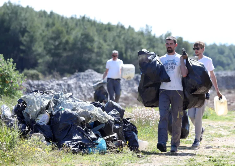 Či&scaron;ćenje obalnog dijela u Srimi