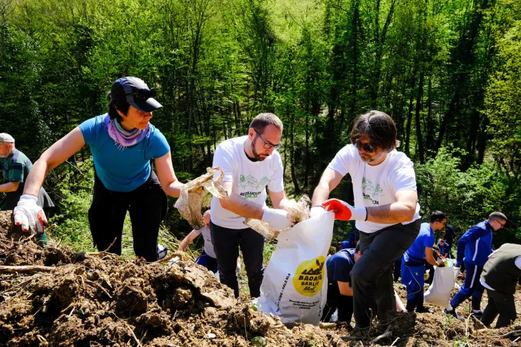 Toma&scaron;ević i Grlić Radman zasukali rukave i bacili se na posao. Pogledajte kako su čistili, sadili...
