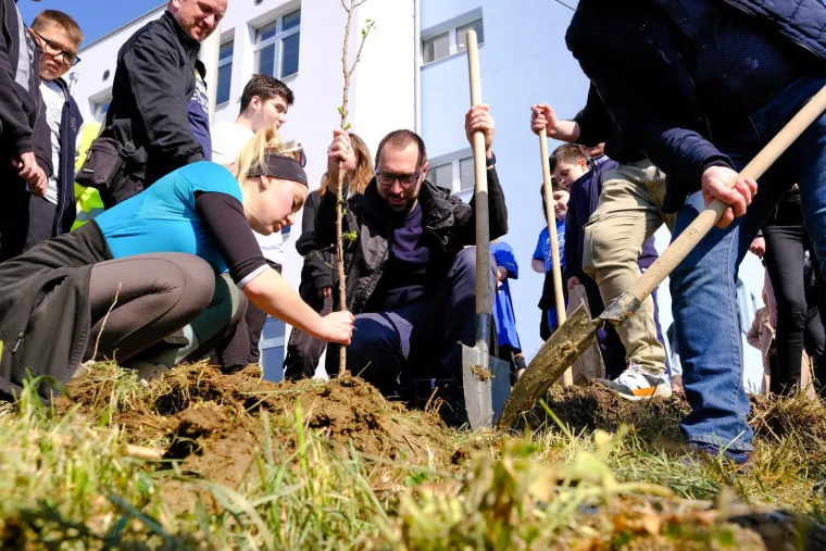Toma&scaron;ević i Grlić Radman zasukali rukave i bacili se na posao. Pogledajte kako su čistili, sadili...