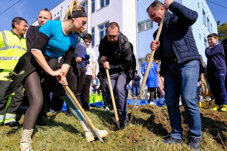 Toma&scaron;ević i Grlić Radman zasukali rukave i bacili se na posao. Pogledajte kako su čistili, sadili...