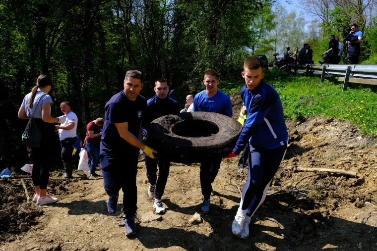 Toma&scaron;ević i Grlić Radman zasukali rukave i bacili se na posao. Pogledajte kako su čistili, sadili...