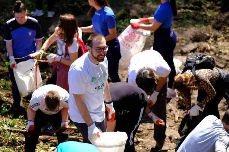 Toma&scaron;ević i Grlić Radman zasukali rukave i bacili se na posao. Pogledajte kako su čistili, sadili...