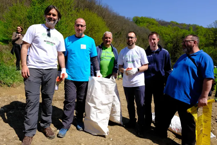 Toma&scaron;ević i Grlić Radman zasukali rukave i bacili se na posao. Pogledajte kako su čistili, sadili...